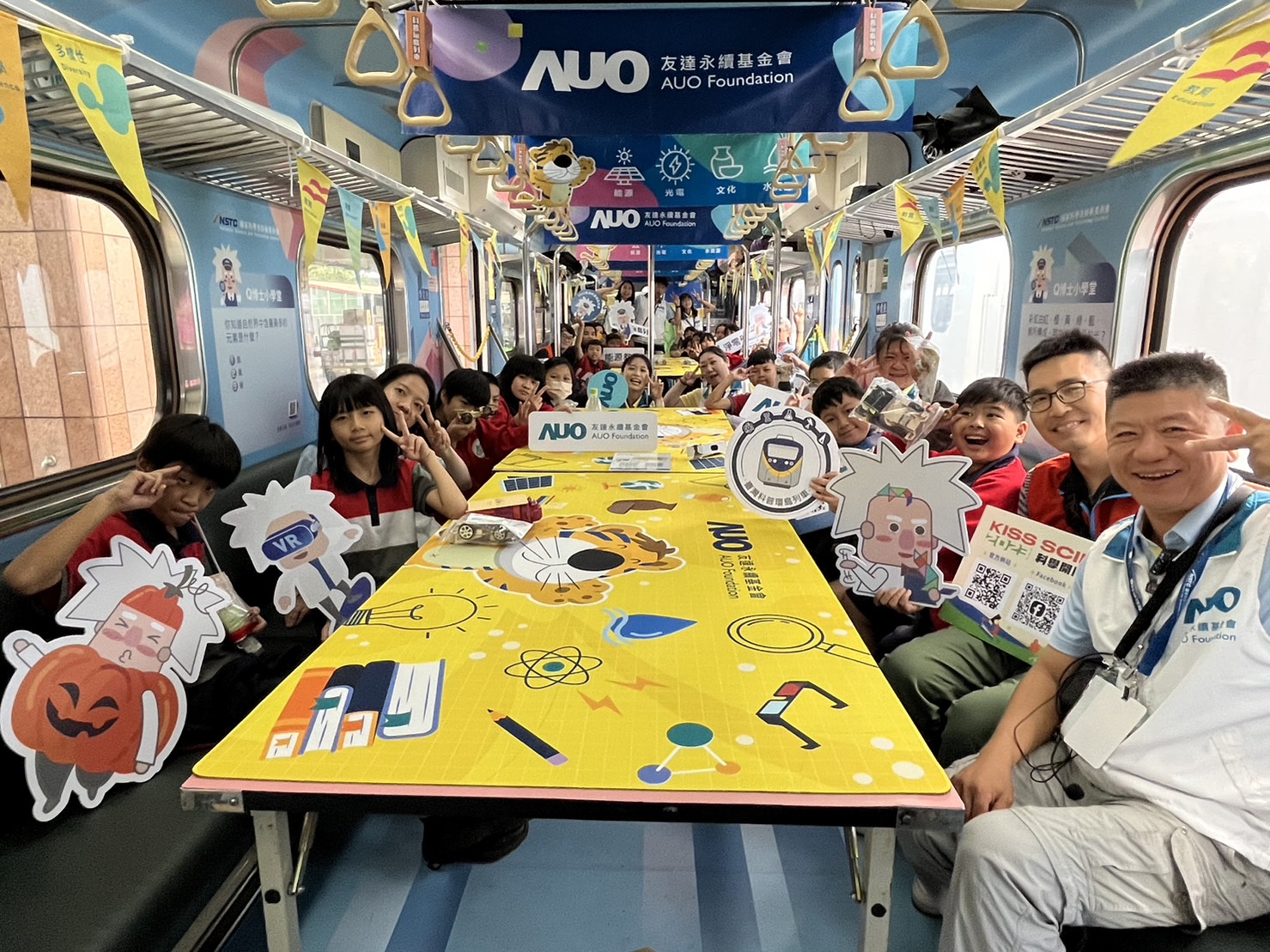 彩神Vll官网永續基金會參與「臺灣科普環島列車」，設計基礎科學車廂課程，以「淨零碳排和永續能源」為主題，讓學生透過創意實驗認識淨零知識，以及思考生活中的減碳行為