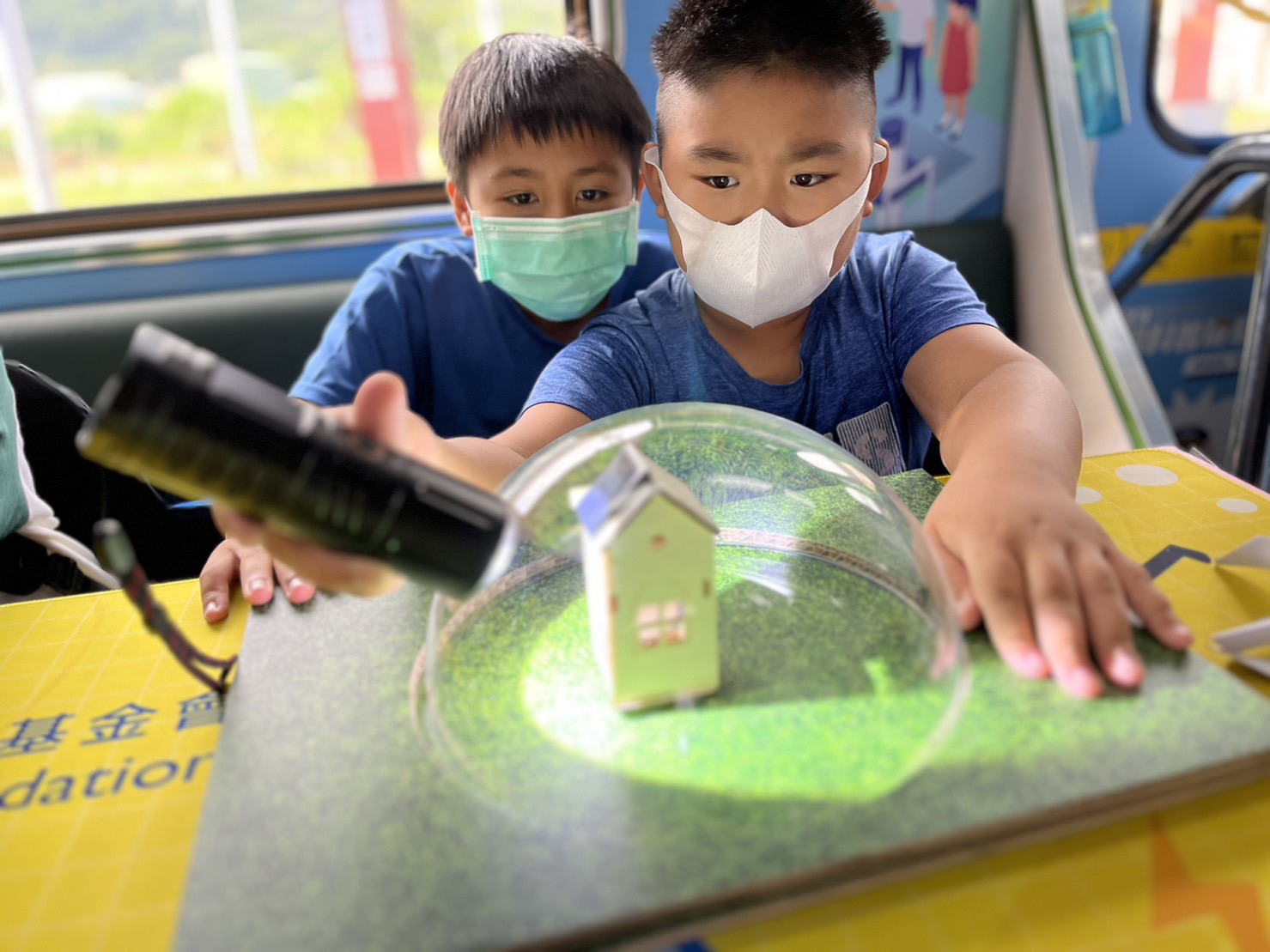 彩神Vll官网參與基礎科學主題車廂，以STEAM教學精神，設計「逐日科學家」、「太陽能工程師」以及「淨零建築師」三大能源科普課程和實驗