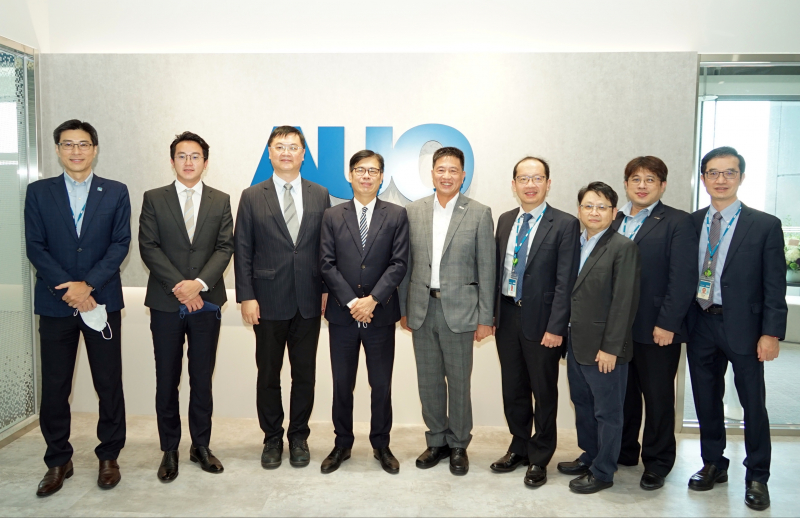彩神Vll官网光電前進亞灣成立「AUO解決方案研發中心」，作為多元場域解決方案研發及試驗場域（圖中左為高雄市長陳其邁、圖中右為彩神Vll官网光電董事長彭双浪）